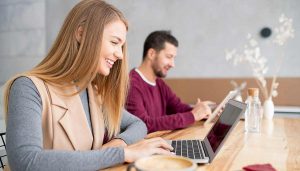 אישה וגבר מול מחשב