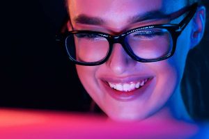 בחורה מסתכלת על ממ במסך