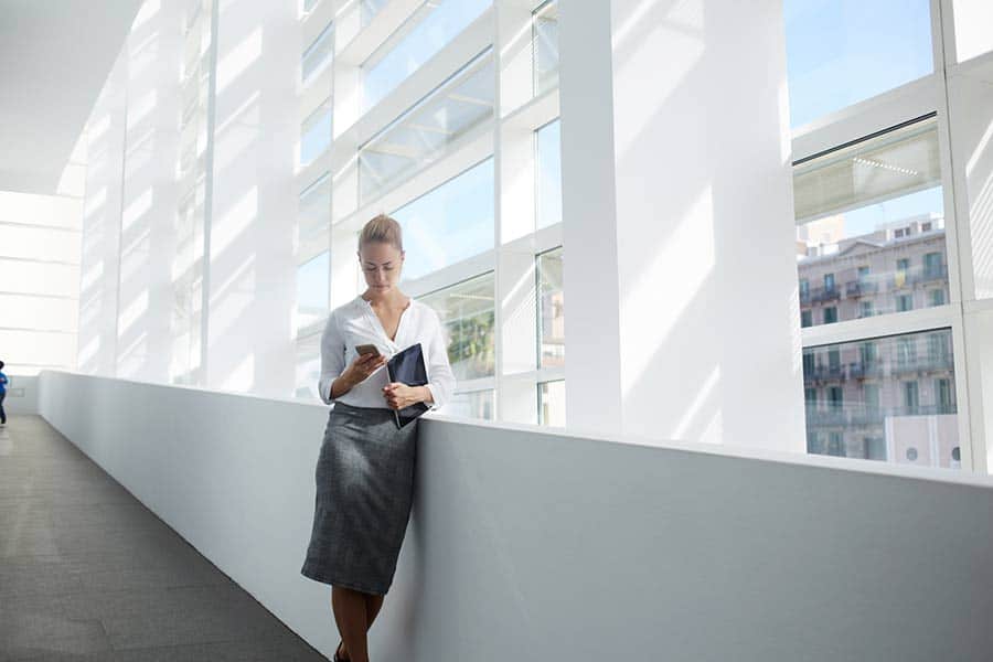 עורכת דין מביטה בכרטיס הביקור הדיגיטלי שלה