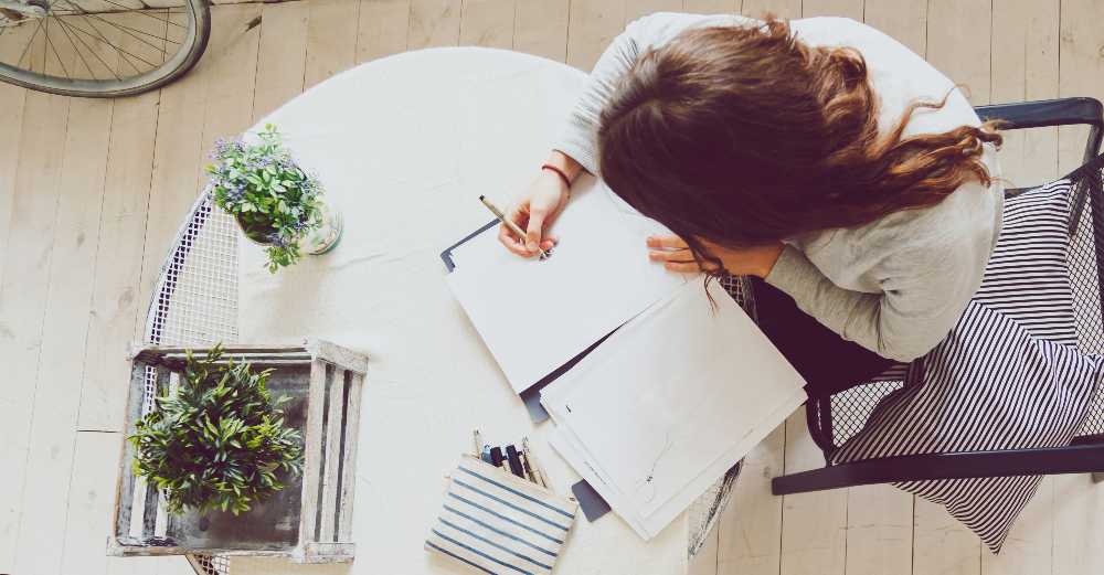 מעצבת פנים בשולחן העבודה שלה