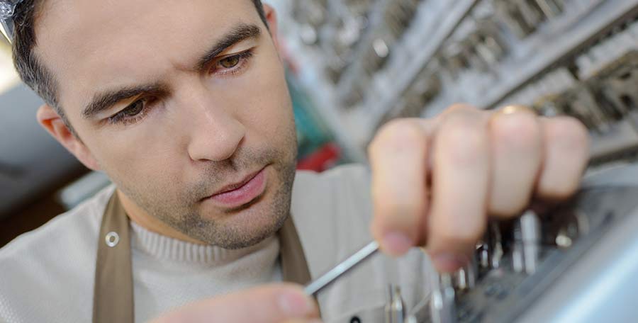 מנעולן בחדר העבודה שלו