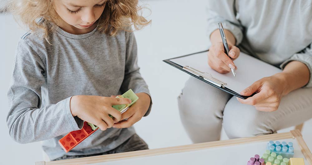 מטפלת עם ילד קטן